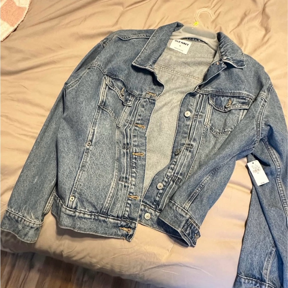 Old Navy denim jacket brand new never worn tags attached !!! Size XL